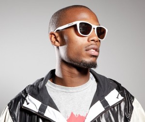 B.O.B con gli occhiali da sole Oakley Frogskins 9103