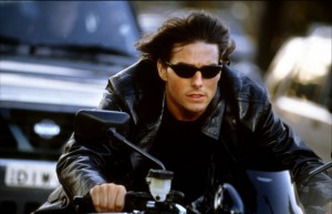 Tom Cruise in Missione impossibile 2 con gli Oakley Five
