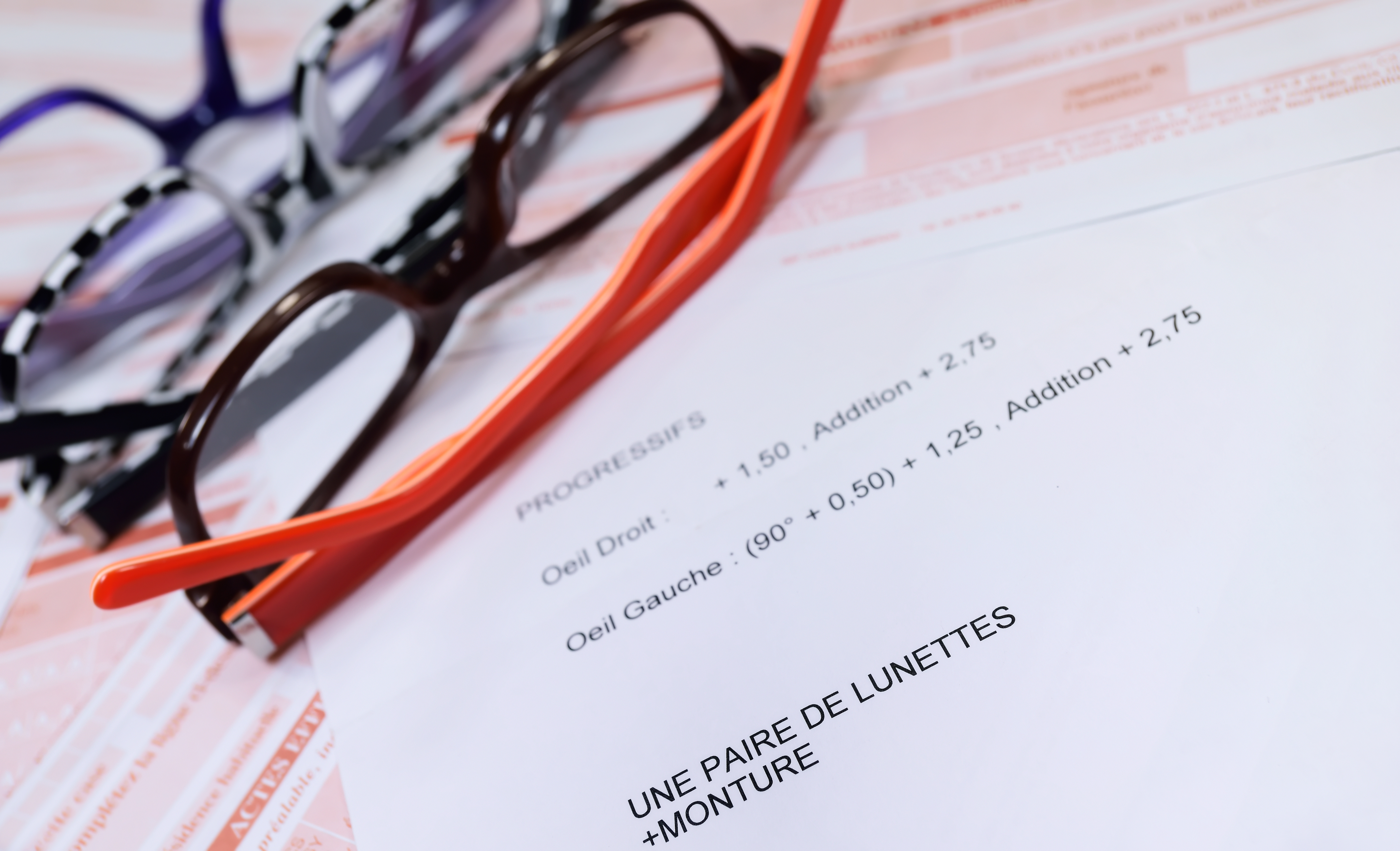 Oculista che verifica la vista del paziente
