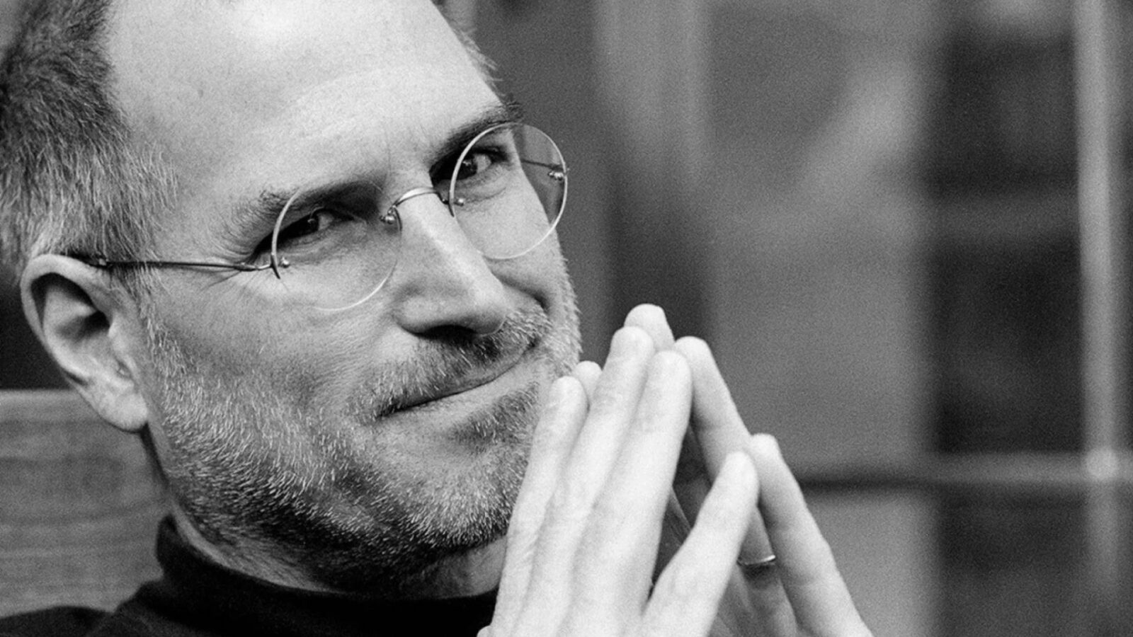 Steve Jobs con occhiali senza montatura, simbolo del minimalismo