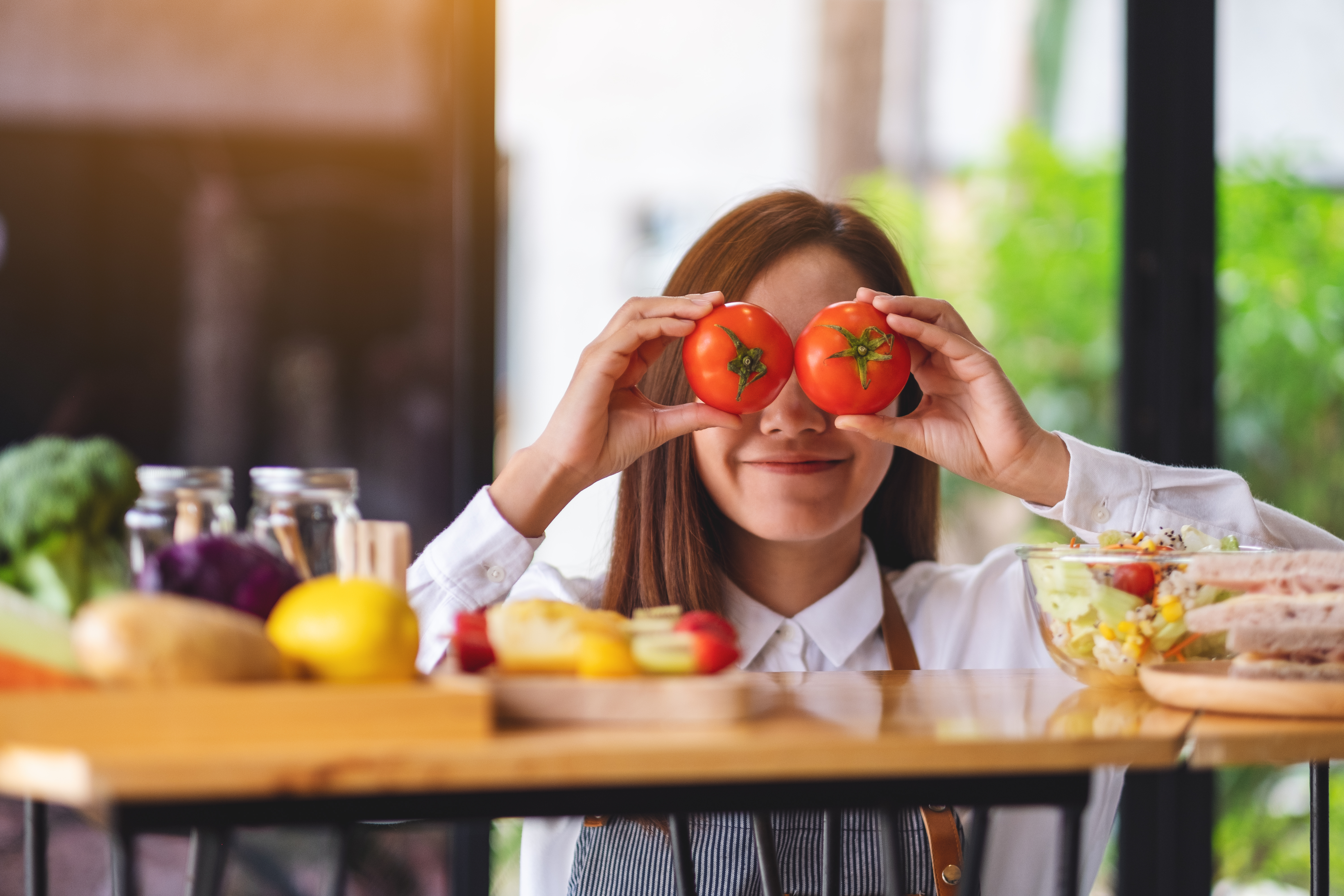 Donna che tiene alimenti buoni per la vista