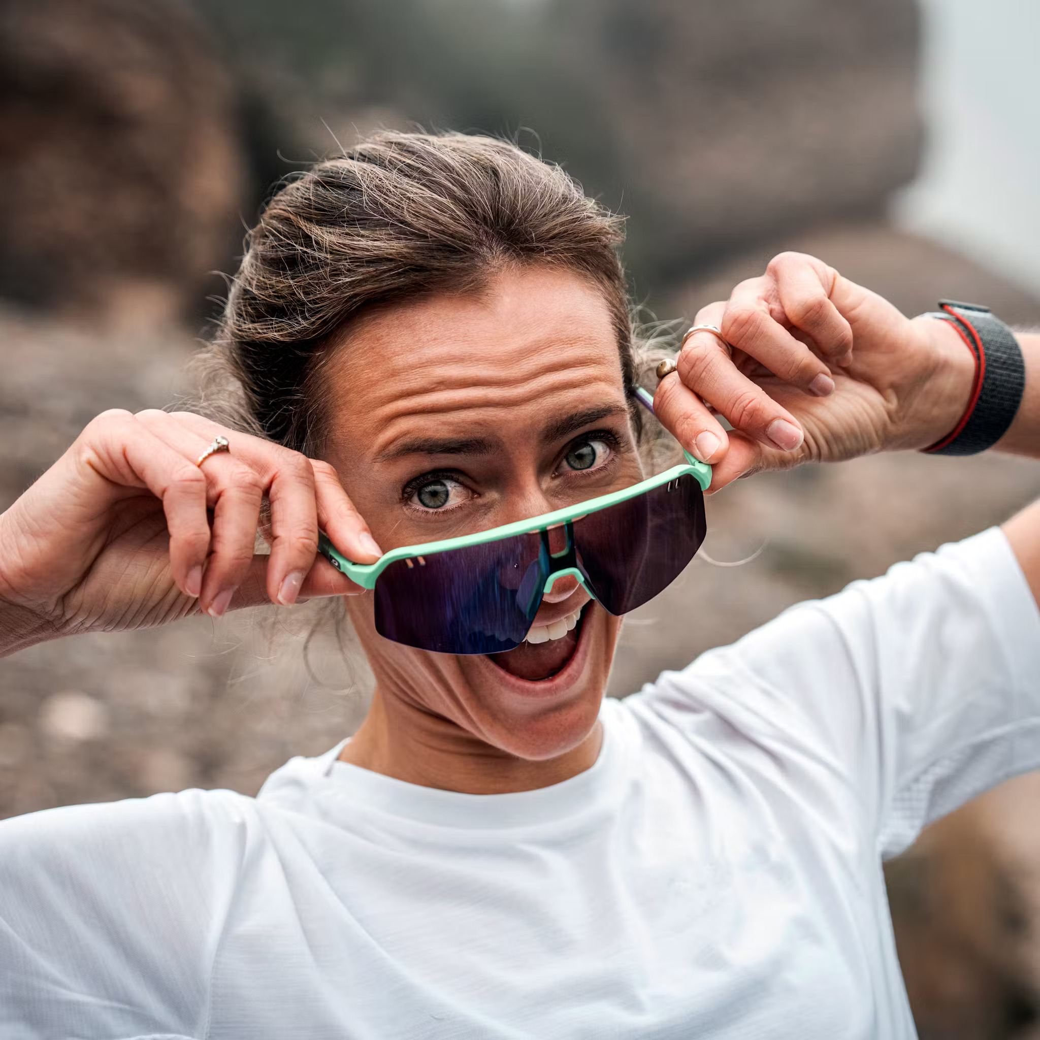 Atleta trail con occhiali Julbo Reactiv sotto il sole