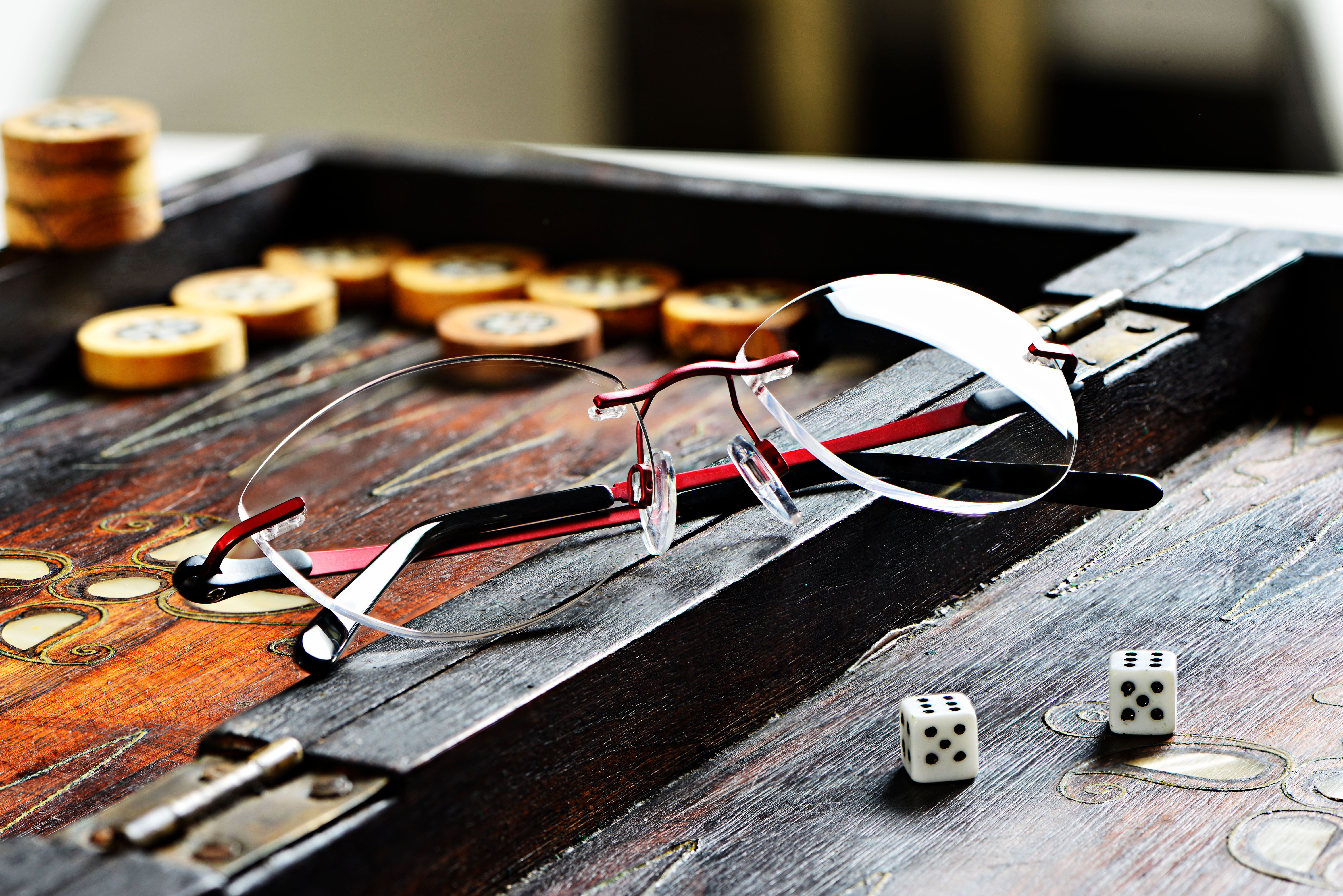 Occhiale rimless su tavolo, simbolo del minimalismo ottico