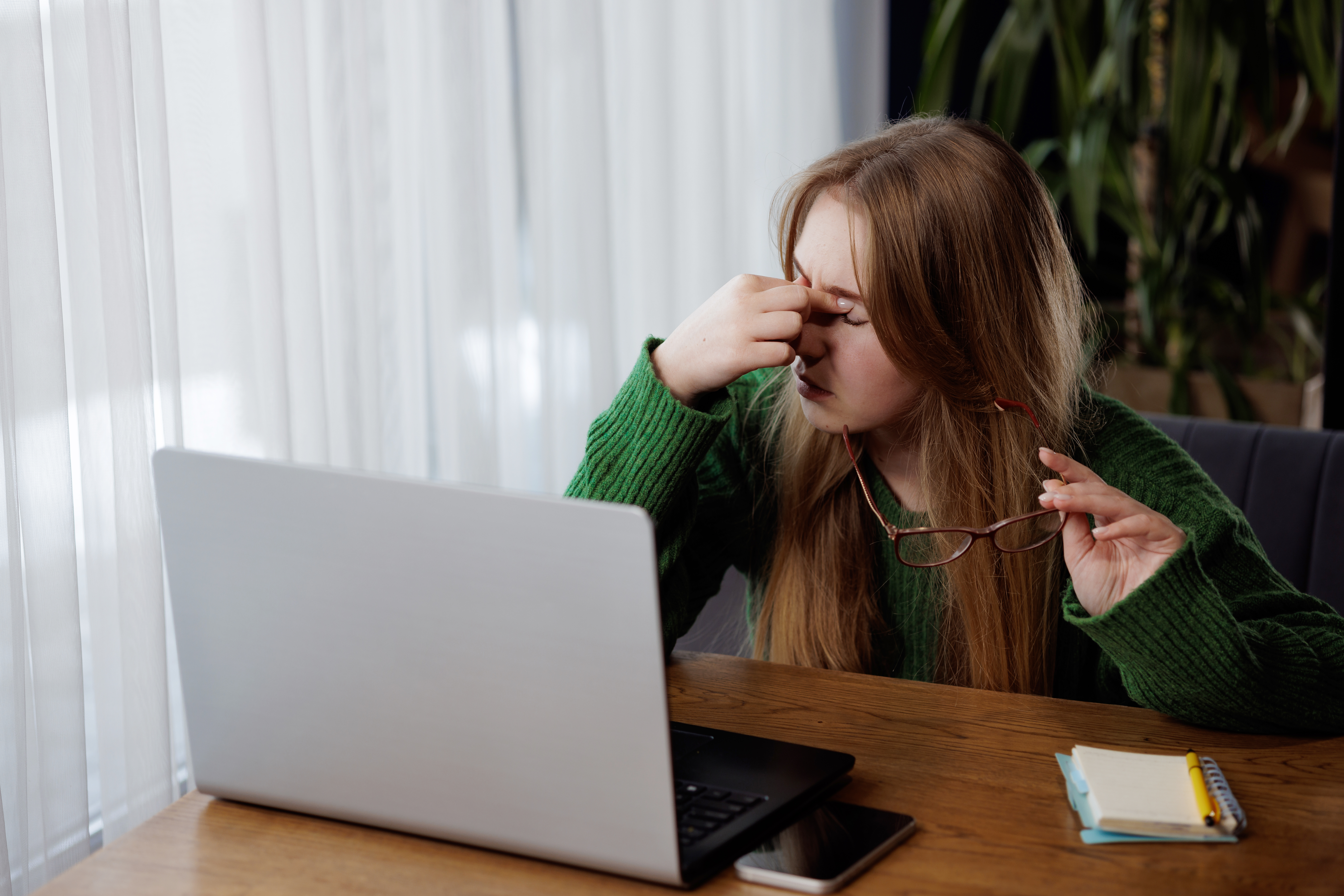 Donna con affaticamento visivo dovuto all'uso prolungato dello schermo